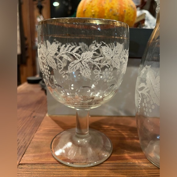 Bartlett & Collins water pitcher & goblet - frosted grape leaf design with gold - Picture 2 of 3